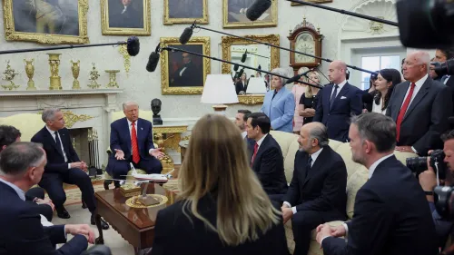 اجتماع في المكتب البيضاوي مع دونالد ترامب، حيث يتحدث مع عدد من المستشارين والصحفيين حول إعلان مرتقب له تأثير كبير على التجارة.