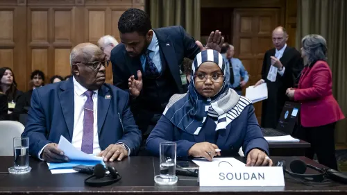 وزير العدل السوداني بالوكالة ومعاونه في محكمة العدل الدولية، حيث يناقشان اتهامات ضد الإمارات بشأن دعم الإبادة الجماعية في دارفور.