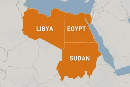 خريطة توضح الحدود بين ليبيا ومصر والسودان، مع تحديد الدول الثلاث بألوان برتقالية، تعكس التوترات الإقليمية الحالية.