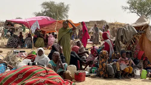 نساء وأطفال نازحون في مخيم زمزم بشمال دارفور، يجلسون وسط ظروف قاسية بعد هجوم قوات الدعم السريع، مما زاد معاناتهم.