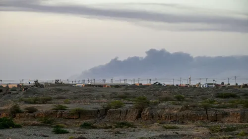 دخان يتصاعد فوق قاعدة جوية في بورتسودان بعد هجوم بطائرة مسيرة نفذته قوات الدعم السريع، في تصعيد للصراع المستمر في السودان.