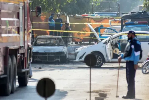 تفجير انتحاري خارج محكمة في إسلام أباد، مع وجود سيارات محطمة ورجال شرطة في موقع الحادث، مما أدى إلى مقتل 12 شخصًا وإصابة 27 آخرين.