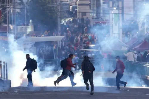 محتجون يركضون وسط غاز مسيل للدموع في شوارع لاباز، بوليفيا، خلال مسيرة لدعم إيفو موراليس وسط اشتباكات مع الشرطة.