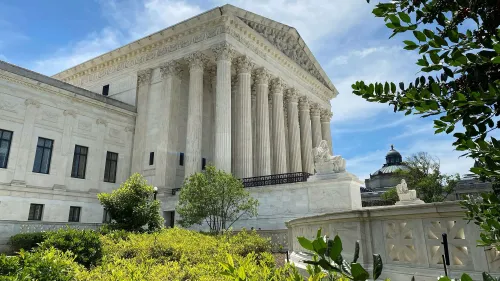 مبنى المحكمة العليا الأمريكية محاط بأشجار خضراء، حيث يمثل نقطة حاسمة في قضايا حقوق السجناء الدينية، مثل قضية دامون لاندور.