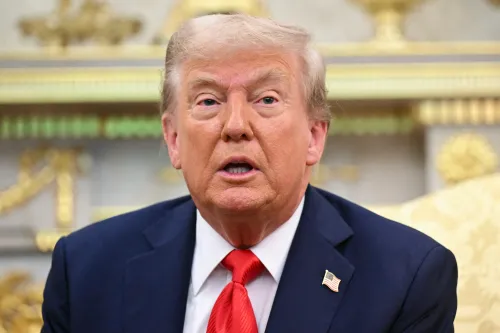 تصريح للرئيس السابق دونالد ترامب أثناء اجتماع، مع التركيز على تعابير وجهه، في سياق مناقشة قانونية حول الوكالات الفيدرالية.