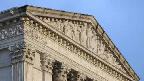 واجهة مبنى المحكمة العليا الأمريكية، تظهر النقوش المعمارية والتفاصيل الفنية، تعكس أهمية القرارات القانونية وتأثيرها على الموظفين الفيدراليين.