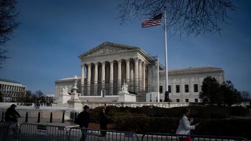مبنى المحكمة العليا في الولايات المتحدة مع العلم الأمريكي، حيث تتواصل المعارك القانونية حول ترحيل المهاجرين في تكساس.