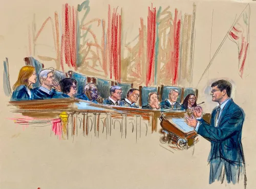 مرافعة قانونية في المحكمة العليا، حيث يظهر المحامي جون سوير أمام القضاة، مع التركيز على القضايا المتعلقة بإقالة محافظ الاحتياطي الفيدرالي.