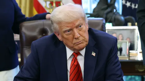 صورة لدونالد ترامب أثناء اجتماع في المكتب البيضاوي، حيث يظهر بملابس رسمية وتعبير جاد، محاطًا بعناصر من الإدارة.