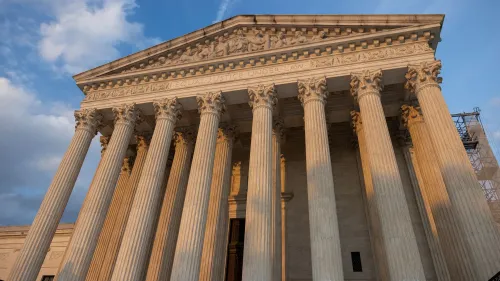 واجهة المحكمة العليا الأمريكية مع أعمدة ضخمة، تعكس أهمية القضايا القانونية المتعلقة بحقوق المحكوم عليهم بالإعدام.
