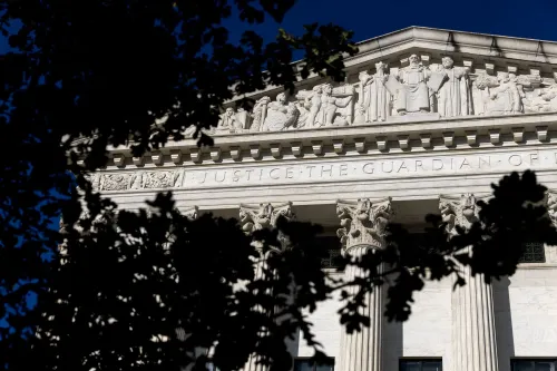 واجهة المحكمة العليا الأمريكية مع تماثيل تمثل العدالة، تعكس قرار المحكمة بشأن وضع الحماية المؤقتة للفنزويليين.