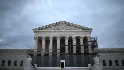 واجهة المحكمة العليا الأمريكية مع أعمال ترميم، تظهر الأعمدة الكلاسيكية والسقالات، تعكس جهود تحسين الوصول إلى الإنترنت في المجتمعات الريفية.