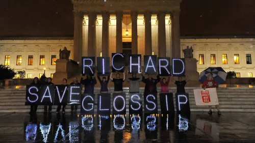 تجمع نشطاء أمام المحكمة العليا حاملين لافتات مضيئة تطالب بإنقاذ ريتشارد جلوسيب، في سياق استئنافه ضد حكم الإعدام.