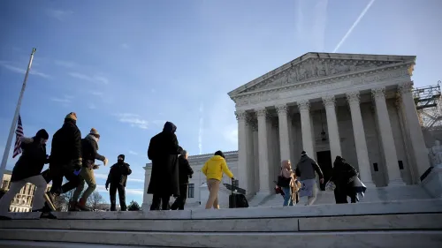 المتظاهرون يتجهون نحو المحكمة العليا في الولايات المتحدة، حيث يناقشون قضايا قانونية مهمة تتعلق بإقالات المسؤولين.