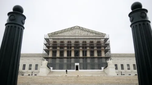 المحكمة العليا الأمريكية محاطة بسقالات، مع شخص واحد يقف على الدرج، في سياق دعوى قضائية تتعلق بمداهمة خاطئة من قبل مكتب التحقيقات الفيدرالي.