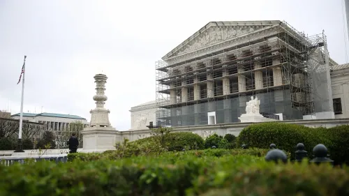 مبنى المحكمة العليا الأمريكية مع أعمال ترميم، يظهر في المقدمة تمثال وعمود، مما يعكس أهمية القضية القانونية المطروحة.