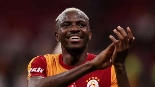 فيكتور أوسيمهن لاعب غلطة سراي التركي يبتسم ويرتدي قميص الفريق الأحمر والأصفر خلال مباراة بالدوري التركي الممتاز.