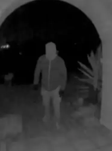 شخص ملثم يقف على عتبة منزل نانسي غوثري، في ليلة قبل اختفائها، مما يثير تساؤلات حول الحادثة.