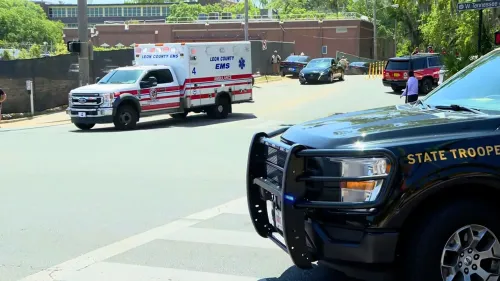 استجابة طوارئ في جامعة ولاية فلوريدا، مع سيارات إسعاف وشرطة في موقع الحادث بعد تقارير عن إطلاق نار نشط.