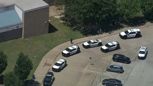 سيارات الشرطة تتجمع خارج مدرسة ويلمر-هوتشينز الثانوية بعد حادث إطلاق نار، حيث تم إصابة أربعة طلاب.