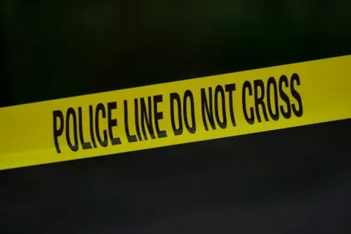 شريط تحذيري أصفر مكتوب عليه "لا تعبر" يحيط بموقع حادث إطلاق النار في مدرسة إيفرغرين الثانوية بولاية كولورادو.