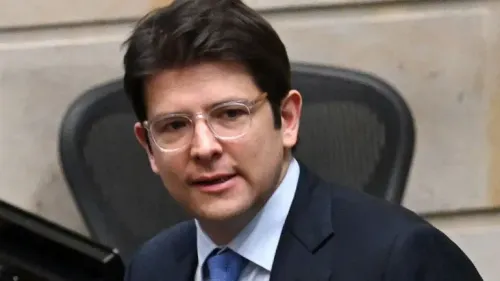 صورة للسيناتور الكولومبي ميغيل أوريبي، الذي أصيب في محاولة اغتيال، حيث يعبر عن قلقه من العنف المتزايد في البلاد.