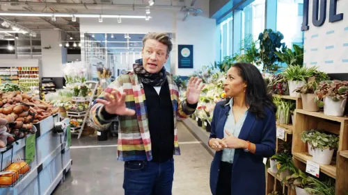 رجل وامرأة يتحدثان في متجر، مع خلفية من الخضروات والزهور، حيث يتناولان موضوع تأثير اللحوم الحمراء على الصحة الإدراكية.