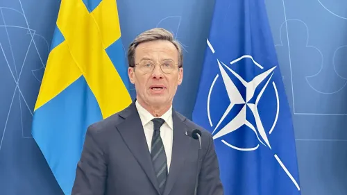 رئيس الوزراء السويدي أولف كريسترسون يتحدث في مؤتمر صحفي، مع وجود علم السويد وعلم الناتو خلفه، وسط توتر الأمني في بحر البلطيق.