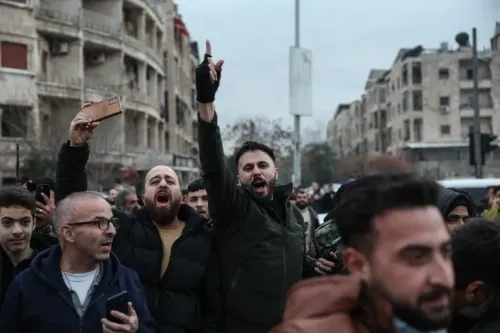 محتجون في حلب يرفعون أصواتهم تعبيرًا عن الفرح بعد قرار الحكومة السورية الاعتراف باللغة الكردية كلغة وطنية.