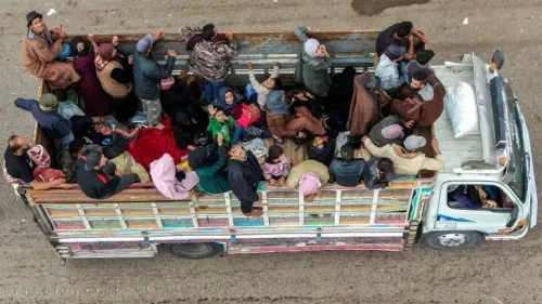 إجلاء عائلات بدوية من السويداء إلى درعا، حيث يتواجد عدد من الأشخاص في شاحنة مفتوحة، وسط جهود لوقف إطلاق النار.