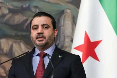 وزير الخارجية السوري أسعد الشيباني يتحدث أمام علم الثورة السورية، مؤكدًا أهمية استئناف المفاوضات الأمنية مع إسرائيل لتحقيق السلام والاستقرار.