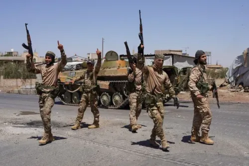 عناصر من قوات الأمن السورية يحملون أسلحة ويحتفلون في محافظة السويداء، مع دبابة في الخلفية، وسط تصاعد التوترات.