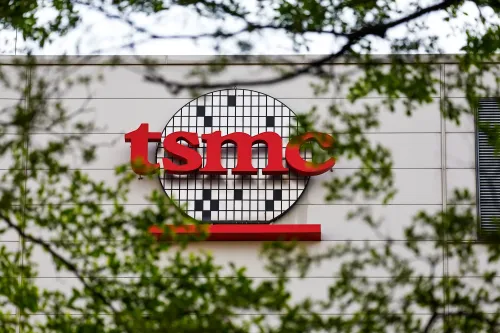 شعار شركة TSMC، أكبر مصنّع لأشباه الموصلات في العالم، يظهر على واجهة المبنى مع خلفية طبيعية، في سياق تحقيق حول سرقة أسرار تجارية.
