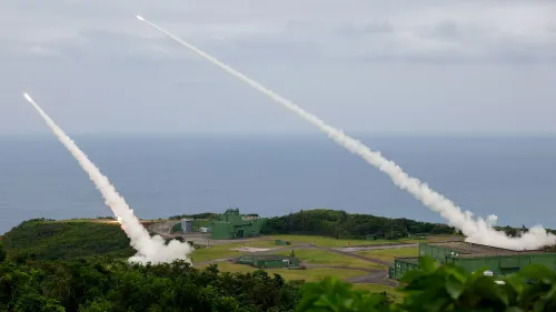 اختبار تايوان لصواريخ HIMARS الجديدة، مع إطلاق صواريخ من قاعدة ساحلية، وسط توترات عسكرية مع الصين.