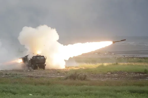 إطلاق صاروخ من منظومة HIMARS الأمريكية على الساحل الغربي لتايوان، خلال تدريبات عسكرية تحاكي التصدي لغزو صيني محتمل.
