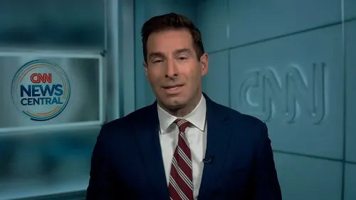 مراسل CNN يتحدث في استوديو أخبار مركزي، مع شعار الشبكة خلفه، في سياق مناقشة حول قضايا قانونية تتعلق بإجراءات الترحيل.