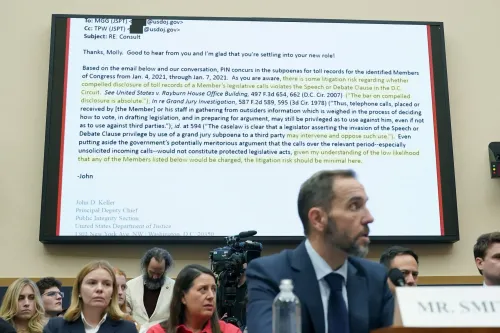 المستشار الخاص السابق جاك سميث يتحدث خلال جلسة استماع في الكونغرس، مع عرض وثيقة تتعلق بسجلات المكالمات الهاتفية.