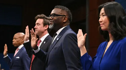 رؤساء بلديات مدن الملاذ الآمن أثناء جلسة استماع أمام لجنة الرقابة في مجلس النواب، حيث يتناولون سياسات الهجرة وتعاونهم مع السلطات.