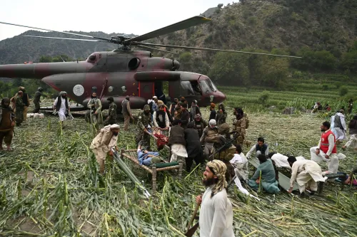 مروحية تنقل المصابين من منطقة زلزال في أفغانستان، حيث يتجمع الناس حولها لتقديم المساعدة والإنقاذ.