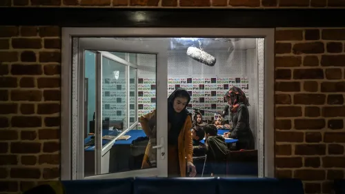 تظهر مجموعة من النساء داخل استوديو إذاعة "راديو بيغوم" في كابول، حيث يتم تقديم محتوى يهدف إلى تثقيف المرأة.