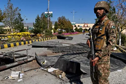 خبر عاجل عن قصف القوات الباكستانية لمنزل في إقليم خوست، مما أدى إلى مقتل تسعة أطفال وامرأة، مع تدمير المنزل.