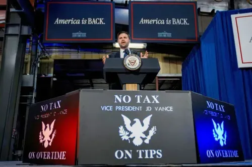 خطاب لجون فانس، نائب الرئيس، في حدث يتحدث عن فوائد مشروع قانون ترامب. خلفه لافتات تروج لاستعادة الاقتصاد الأمريكي.