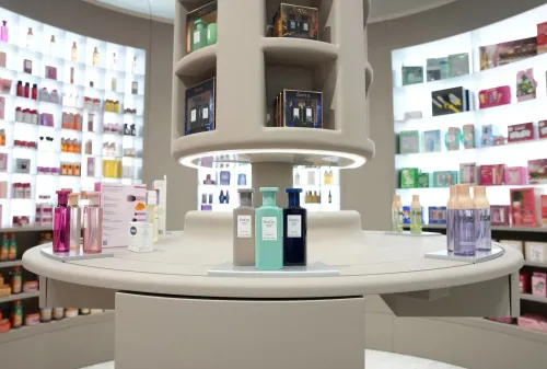عرض لمجموعة من زجاجات العطور ومستحضرات التجميل في متجر تارغت بسوهو، مع تصميم عصري وألوان جذابة تعكس تحديث العلامة التجارية.