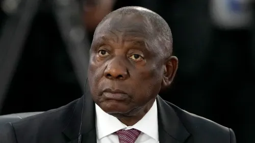 رئيس جنوب أفريقيا سيريل رامافوزا خلال مؤتمر، مع تعبير جاد يعكس قلقه بشأن التعريفات الجمركية الأمريكية الجديدة.