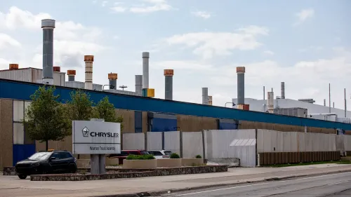 مبنى مصنع تجميع شاحنات كرايسلر في وارن، ميشيغان، حيث تأثر الإنتاج بسبب التعريفات الجمركية، مما يؤدي لتسريح مؤقت للعمال.