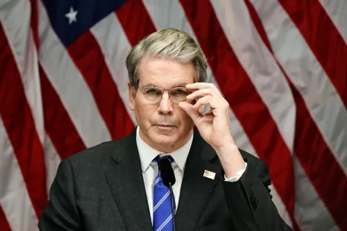 وزير الخزانة سكوت بيسنت يتحدث أمام العلم الأمريكي، معبرًا عن توقعاته بشأن إيرادات الرسوم الجمركية وتأثيرها على الاقتصاد الأمريكي.