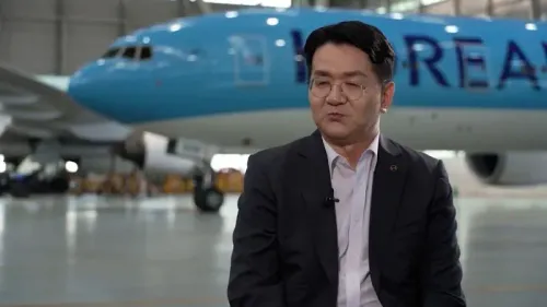 الرئيس التنفيذي للخطوط الجوية الكورية، والتر تشو، يتحدث عن تأثير الحرب التجارية على الشركة، مع طائرة بوينغ 777 خلفه.