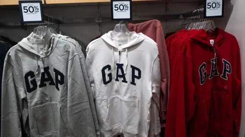 سُترات تحمل علامة GAP مع تخفيضات بنسبة 50%، تعكس تأثير التعريفات الجمركية على أسعار الملابس.
