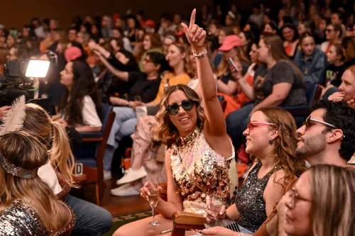 يظل معجبو تايلور سويفت مستيقظين حتى وقت متأخر من أجل إصدار "The Life of a Showgirl"