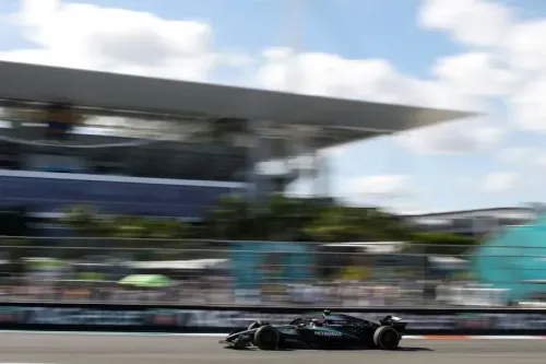 أندريا كيمي أنتونيللي يقود سيارته في حلبة سباق جائزة ميامي الكبرى، حيث حقق المركز الأول في التجارب التأهيلية بفارق ضئيل.